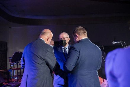 Koncert Noworoczny Miasta Wisła - wręczenie Złotej Honorowej Odznaki za Zasługi dla Województwa Śląskiego dla Wiślańskiego Stowarzyszenia Sportowego na ręce Wiceprezsa Donata Zniszczoła